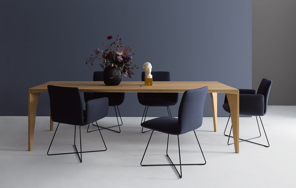 Jalis Stühle stehen am Tisch