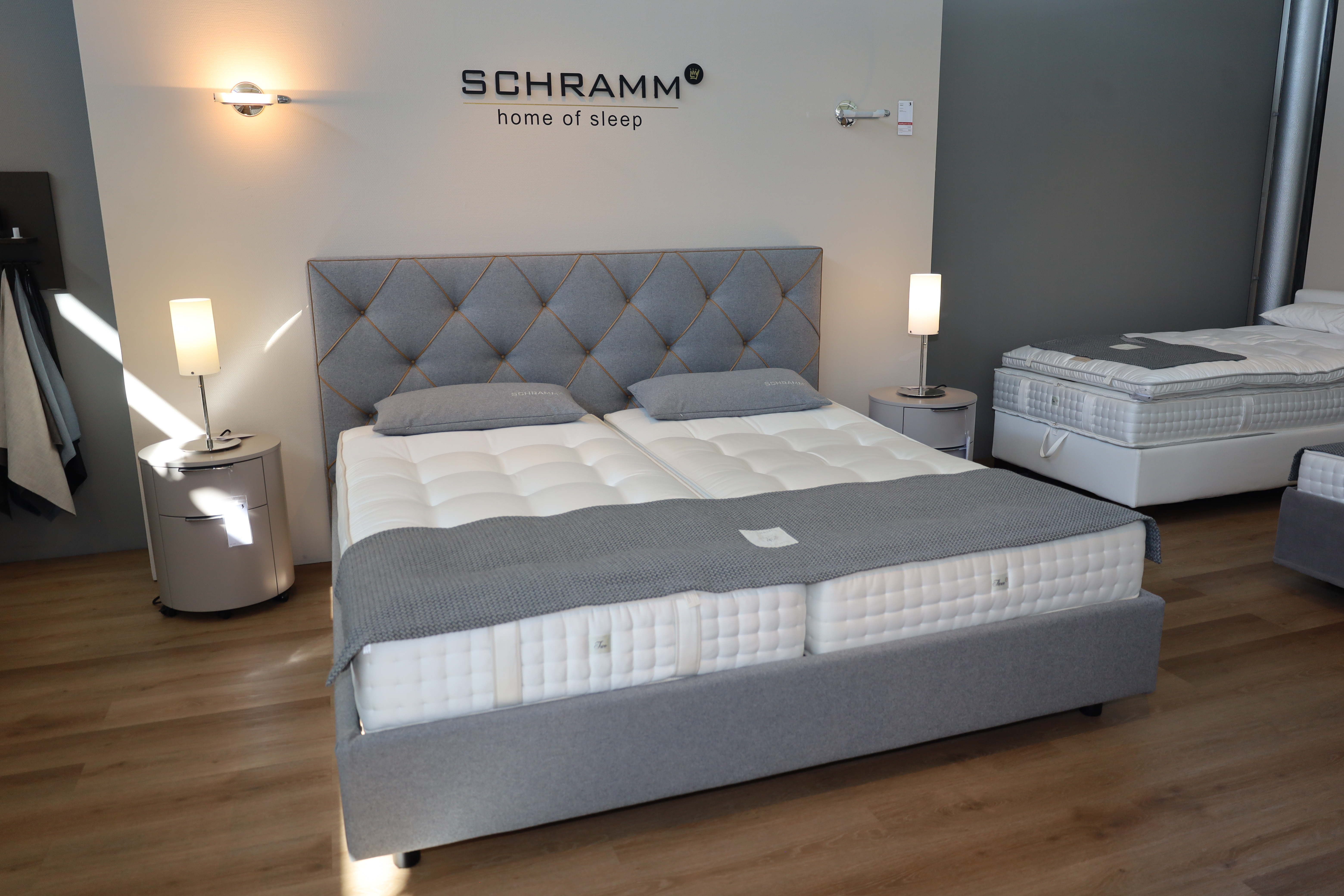 Bett schräg von links